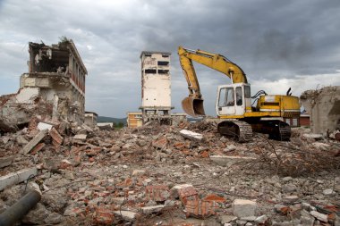 buldozer enkaz eski terkedilmiş binaların yıkılması kaldırır.