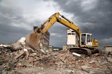 buldozer enkaz eski terkedilmiş binaların yıkılması kaldırır.