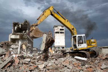 buldozer enkaz eski terkedilmiş binaların yıkılması kaldırır.