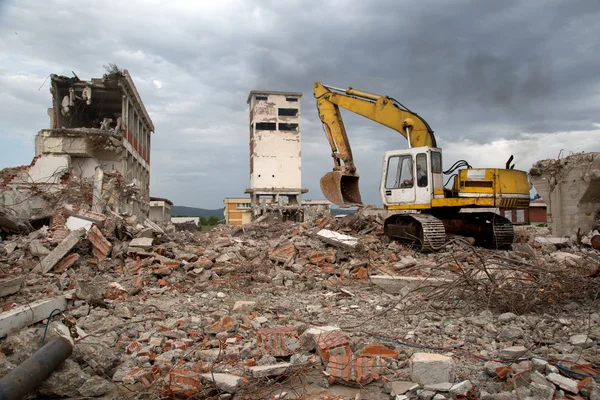 buldozer enkaz eski terkedilmiş binaların yıkılması kaldırır.