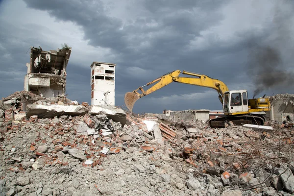 Bulldozer removes the debris from demolition of old derelict buildings — Stock Photo, Image