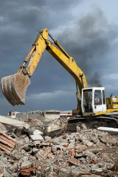 Buldozer enkaz eski terkedilmiş binaların yıkılması kaldırır. — Stok fotoğraf