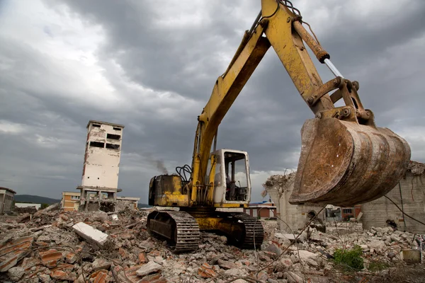 Бульдозер убирает обломки от сноса старых заброшенных зданий Лицензионные Стоковые Изображения