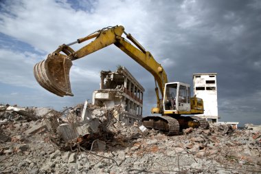 buldozer enkaz eski terkedilmiş binaların yıkılması kaldırır.