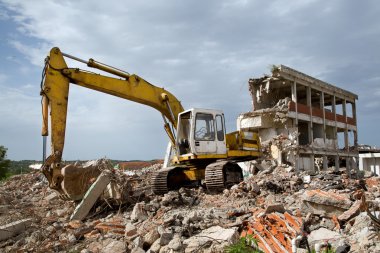 buldozer enkaz eski terkedilmiş binaların yıkılması kaldırır.