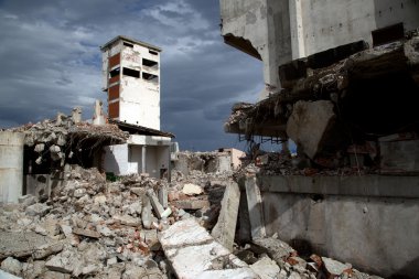 eski terkedilmiş binaların yıkılması kalır