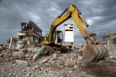 buldozer enkaz eski terkedilmiş binaların yıkılması kaldırır.