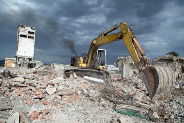 buldozer enkaz eski terkedilmiş binaların yıkılması kaldırır.