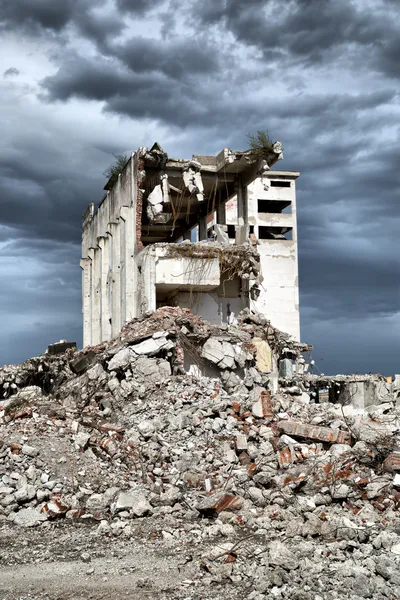 Overblijfselen uit de sloop van oude verwaarloosde gebouwen — Stockfoto