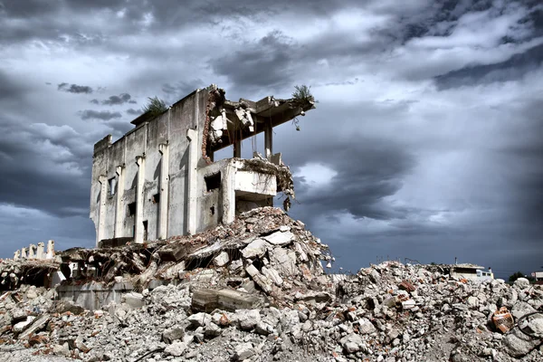 Overblijfselen uit de sloop van oude verwaarloosde gebouwen — Stockfoto