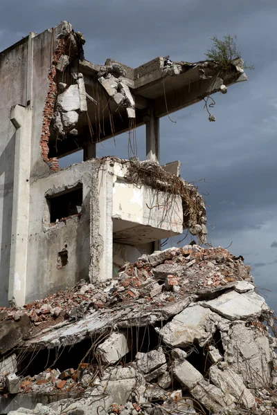 Restos da demolição de antigos edifícios abandonados — Fotografia de Stock