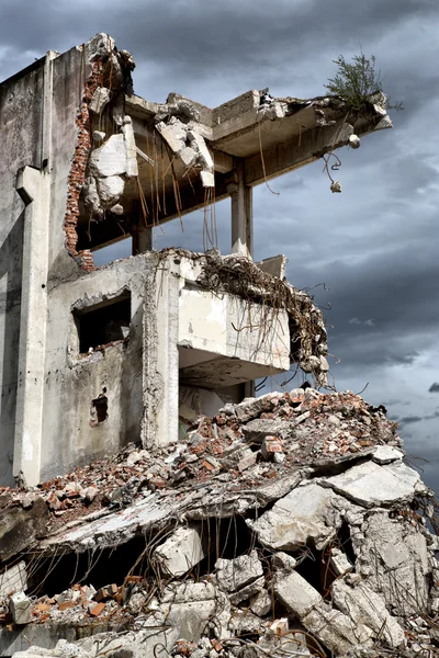 Restos da demolição de antigos edifícios abandonados — Fotografia de Stock