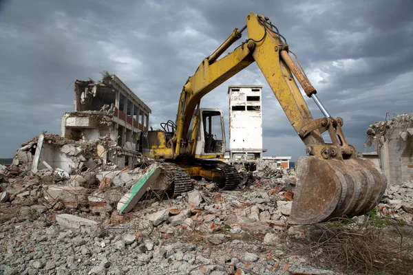 Buldózer eltávolítja a törmelék a régi elhagyott épületek bontása — Stock Fotó