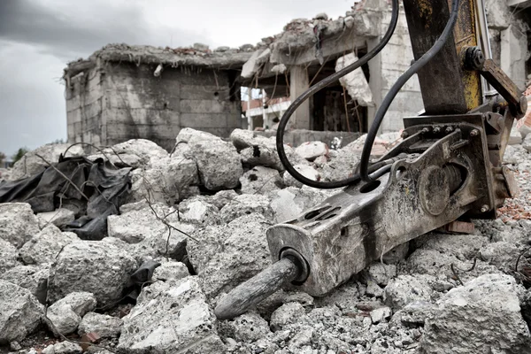 Sloop van oude vervallen gebouwen met jackhammer — Stockfoto