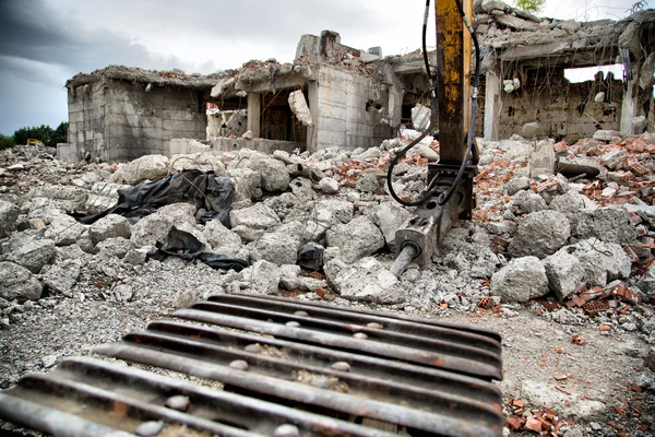 Demolition of old derelict buildings with jackhammer — Stock Photo, Image