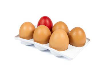 Beş kahverengi yumurta ve bir kırmızı yumurta beyaz bir plastik paket üzerinde beyaz izole