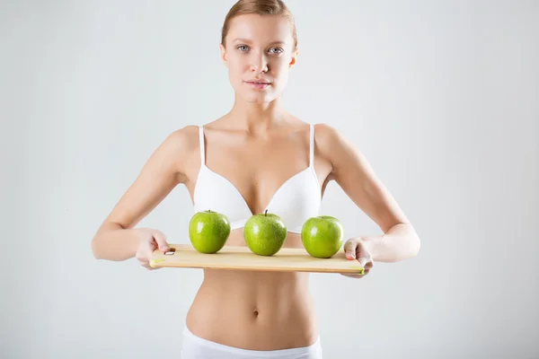 Giovane ragazza magra in possesso di una mela verde — Foto Stock