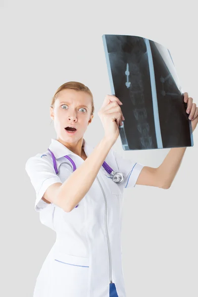 Jonge verpleegster is het bestuderen van de x-ray — Stockfoto