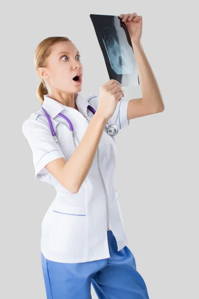 若い看護師は、x 線写真を勉強しています。 — ストック写真