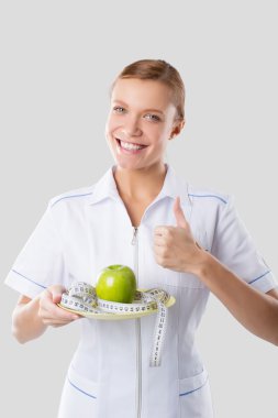Yeşil elma ve ölçme diyetisyen tutan eller