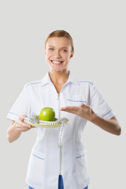 Yeşil elma ve ölçme diyetisyen tutan eller