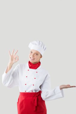 şefler gibi giyinmiş kız