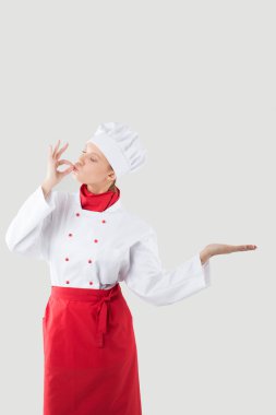 şefler gibi giyinmiş kız