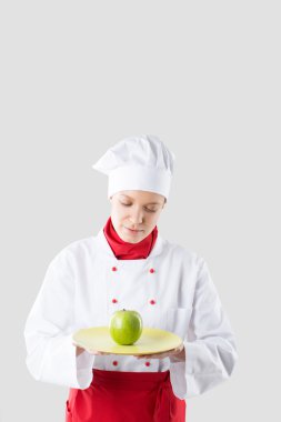 Şef, bir yeşil elma tutan eller