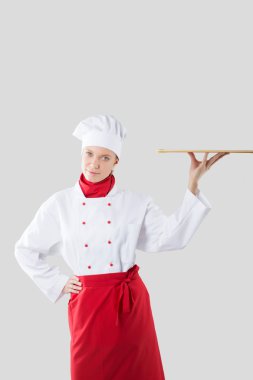 Cook bir elinde tutan bir ahşap tepsi