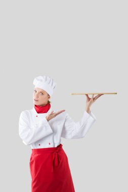 Cook bir elinde tutan bir ahşap tepsi