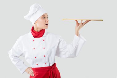 Cook bir elinde tutan bir ahşap tepsi