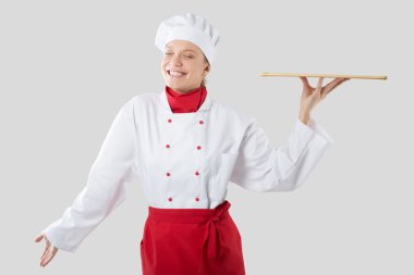 Cook bir elinde tutan bir ahşap tepsi