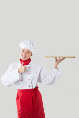 Cook bir elinde tutan bir ahşap tepsi