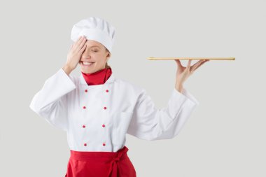 Cook bir elinde tutan bir ahşap tepsi