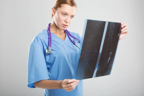 Jonge verpleegster is het bestuderen van de x-ray — Stockfoto