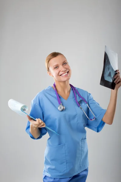 Молодая медсестра изучала рентген — стоковое фото