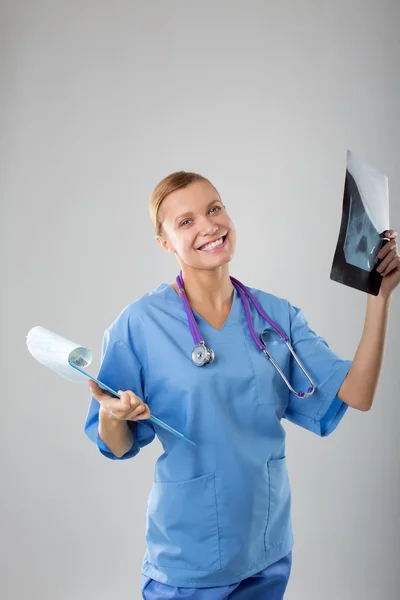 Enfermera joven ha estado estudiando la radiografía — Foto de Stock