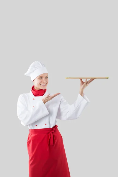 Cocinero sostiene en una mano una bandeja de madera —  Fotos de Stock