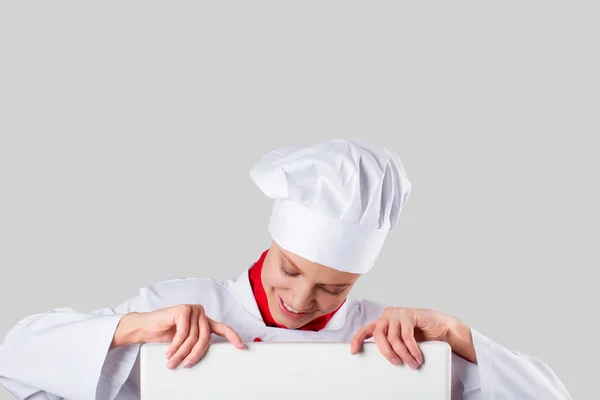 Ragazza vestita da chef mani tenendo bandiera bianca — Foto Stock