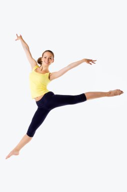 genç atletik kız atlama