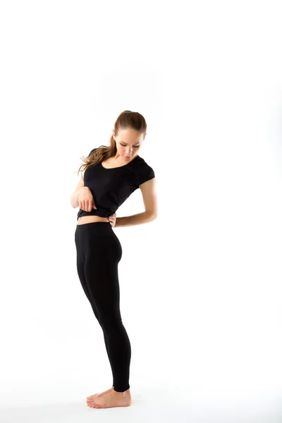 Mujer atlética sexy joven en ropa deportiva negro de cuerpo entero - isol —  Fotos de Stock