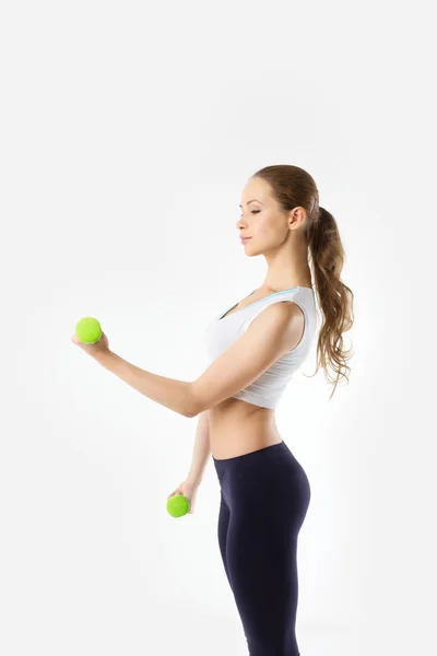 Mulher bonita fazendo exercício de fitness com halteres . — Fotografia de Stock