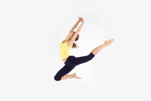 Ragazza jumping danza isolato su un bianco studio sfondo — Foto Stock