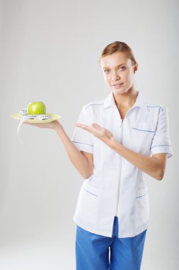beslenme uzmanı kadın doktor elinde bir yeşil elma