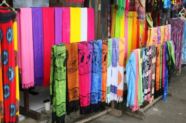 renkli ipek tulum indon bir piyasa ahır asılı satırları