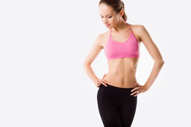 genç güzel kadın spor kıyafetiyle poz.