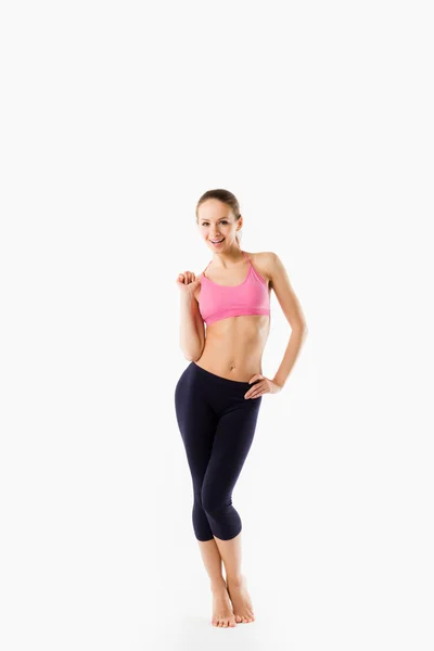 Junge schöne Frau posiert in einem Fitnessstudio-Outfit. — Stockfoto