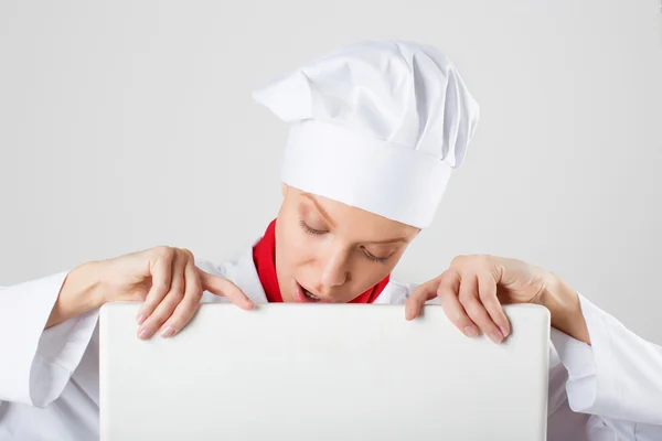 Chef-kok of baker vrouw leeg leeg reclamebord teken weergegeven:. — Stockfoto