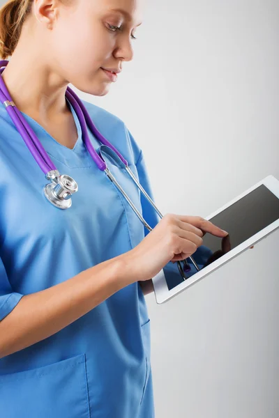 Vackra unga kvinnliga medicinska praktikant med tablet PC — Stockfoto