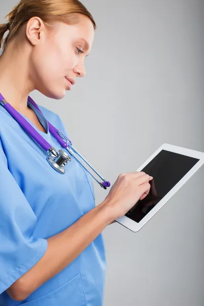 Mains du médecin à l'intérieur à l'aide d'un ordinateur tablette — Photo